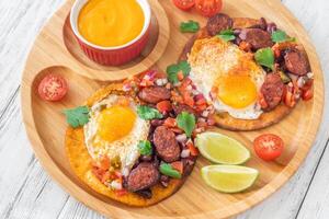 chorizo och ägg tostadas foto