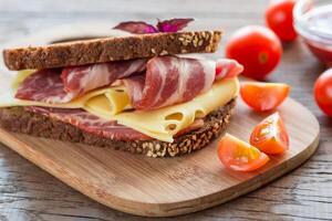smörgås med skinka och ost foto