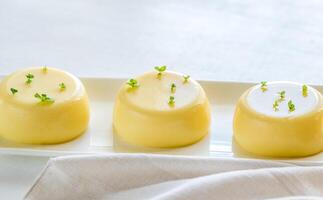 vanilj puddingar dekorerad med färsk mynta foto