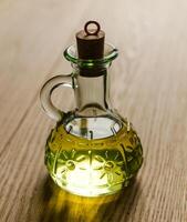 små flaska av oliv olja med kork propp foto