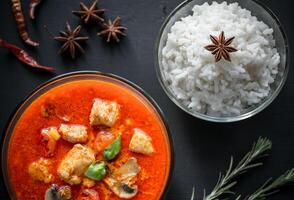thai röd kyckling curry med vit ris foto