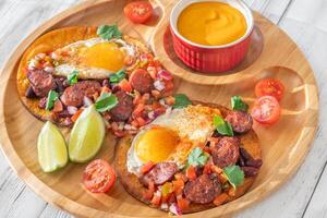 chorizo och ägg tostadas foto