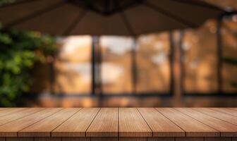 tömma trä- tabell topp med lampor bokeh på fläck restaurang bakgrund. foto