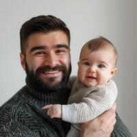 Lycklig far innehav hans bebis lämplig för familjeorienterad reklam foto