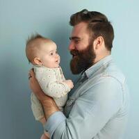 far innehav hans bebis med en anbud kärleksfull uttryck foto