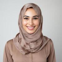 porträtt av en leende ung kvinna med en hijab för mode och kulturell representation foto