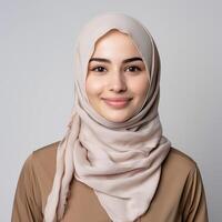 porträtt av en ung leende kvinna bär en hijab foto