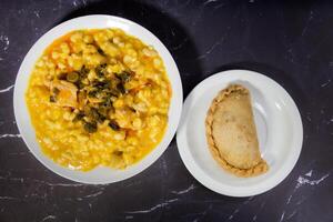 kött empanadas och nordlig locro, argentine tradition i nationell dagar foto