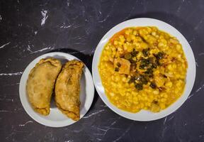 kött empanadas och nordlig locro, argentine tradition i nationell dagar foto