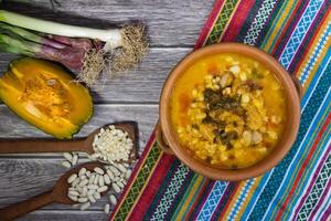 nordlig locro maträtt och Ingredienser, typisk till fira nationell dagar i argentina. traditionell gastronomi foto