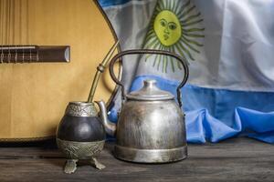 yerba para, gitarr och friterad bakverk, symboler av de argentine tradition foto