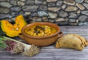 kött empanadas och nordlig locro, argentine tradition i nationell dagar foto