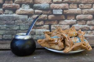 yerba para och friterad bakverk, symboler av de argentine tradition foto