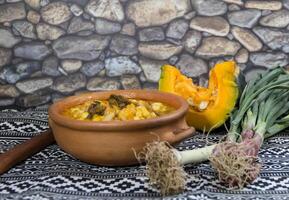 nordlig locro maträtt och Ingredienser, typisk till fira nationell dagar i argentina. traditionell gastronomi foto