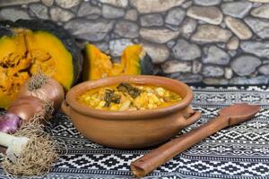 nordlig locro maträtt och Ingredienser, typisk till fira nationell dagar i argentina. traditionell gastronomi foto