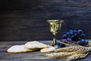 sur bröd, vin, vindruvor och vete symbol av kristen gemenskap foto