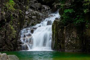 vattenfall mitt i de stenar och träd är skön och uppfriskande.plyw vattenfall Chanthaburi thailand, foto