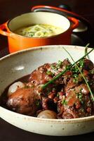 coq au vin, klassisk franska kök med potatis puré foto