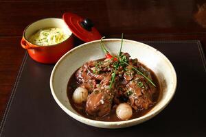 coq au vin, klassisk franska kök med potatis puré foto