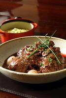 coq au vin, klassisk franska kök med potatis puré foto