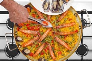 steg för steg guide till framställning paella valenciana, en klassisk spanska maträtt med skaldjur och saffran ris foto
