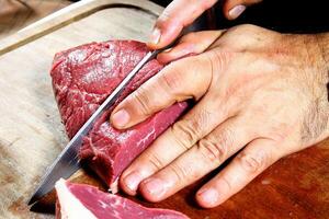 professionell slaktare undervisning steg förbi steg på vilket sätt till förbereda picanha, en brasiliansk skära av kött foto