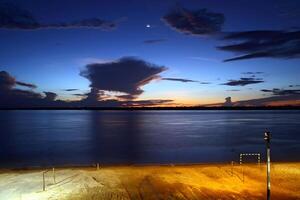 skymning på flod strand i mocajuba, belem do para, Brasilien foto