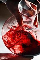röd vin varelse eras i en karaff under provsmakning foto