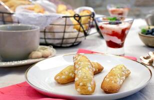 madeleines och yoghurt för frukost foto