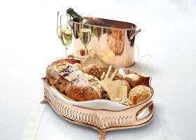 brons bricka med olika typer av bröd och champagne eras i glasögon foto