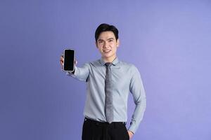 porträtt av asiatisk manlig affärsman Framställ på lila bakgrund foto