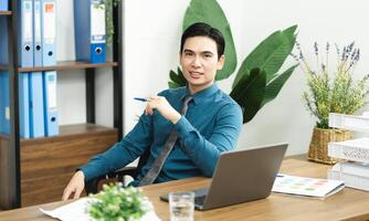bild av asiatisk manlig affärsman arbetssätt i de kontor foto