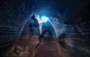 osynlig i thailand, de blå grotta funktioner en naturlig blå marmor Färg mönster på dess väggar. foto