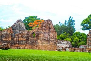 landskap historisk parkera. de gammal tempel den där presenterar människor är belägen i thailands historisk stad. värld arv. foto