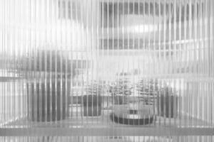vit vertikal glas randig vägg bakgrund med reflexion av glas hus. foto