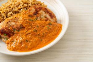 grillad kycklingstek med röd currysås och ris foto