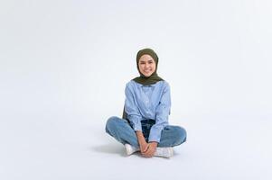 porträtt av ung skön kvinna med hijab på vit bakgrund foto