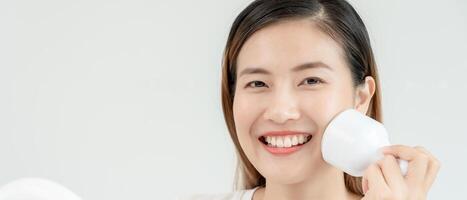 skön asiatisk kvinnor använda sig av verktyg till spänna deras porer. friska ansikten. ansiktsbehandling vård och behandling. hud reklam. ansikte grädde, anti skrynkla, bebis ansikte, blekning, fuktgivande, por åtdragning serum foto