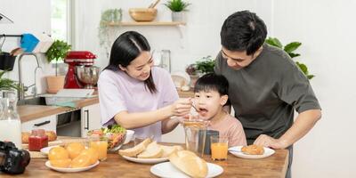 aktiviteter tillsammans under de högtider. föräldrar och barn är har en måltid tillsammans under de högtider. ny Hem för familj på morgon, njut av, helgen, ledig, familj tid, Lycklig. foto