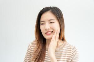 asiatisk kvinna känna tandvärk från gingivit, kvinna lida tand, förfall problem, dental vård. känslig tand, förfall problem, dålig andetag, gingival lågkonjunktur, oral hygien instruktion, tand extraktion foto