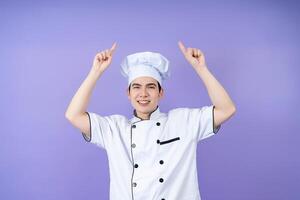 ung asiatisk manlig kock på bakgrund foto