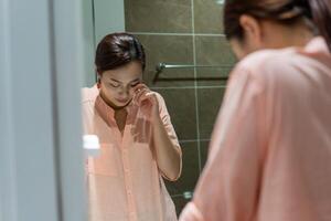 Foto av ung asiatisk kvinna i badrum