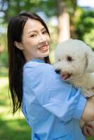 Foto av ung asiatisk flicka med henne hund