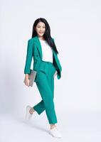 porträtt av ung asiatisk företag kvinna på vit bakgrund foto