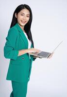 porträtt av ung asiatisk företag kvinna på vit bakgrund foto