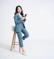 bild av ung asiatisk företag kvinna på bakgrund foto
