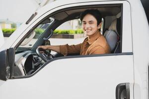 Foto av ung asiatisk man med hans lastbil