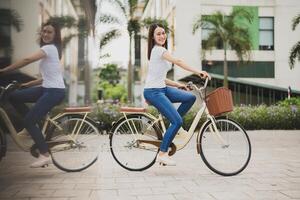 Foto av ung asiatisk kvinna med cykel