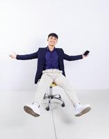 Foto av ung asiatisk affärsman på vit bakgrund