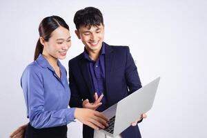 Foto av två ung asiatisk företag människor på vit bakgrund